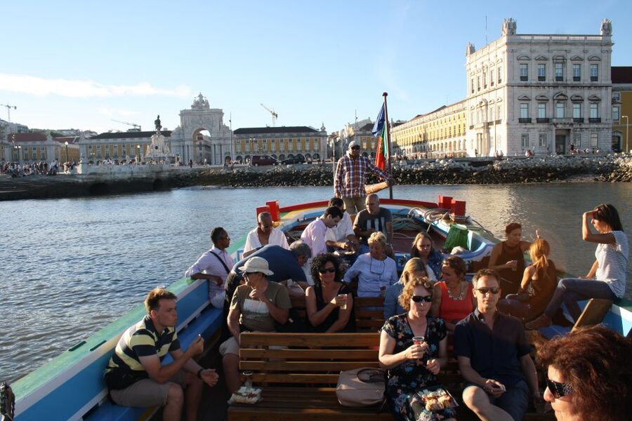 Lisbon: Tagus River Express Cruise in a Traditional Vessel - What the guide adds to 45 minutes
