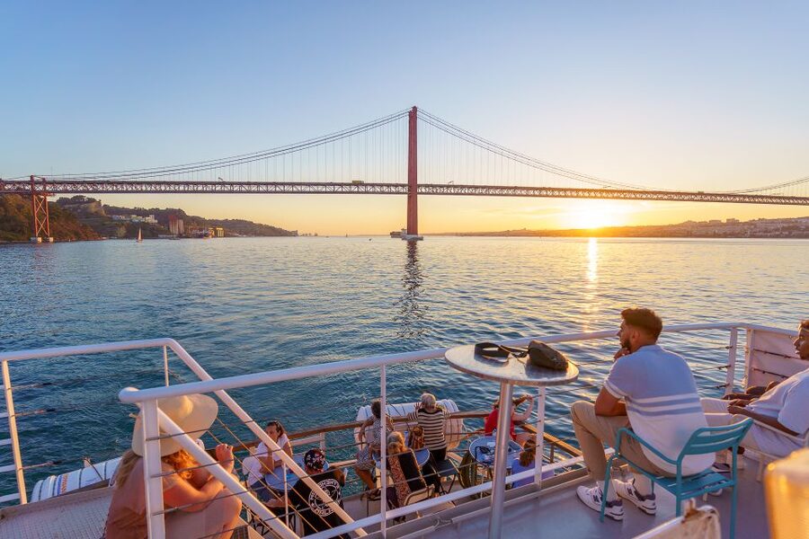 Lisbon: Tagus River Sunset Tour with Snacks and Drink - What the boat is like in practice