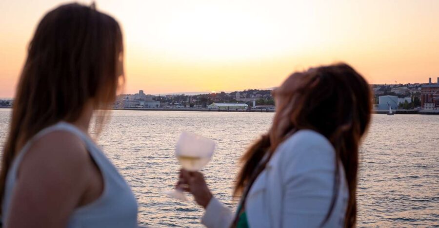 Lisbon: Tagus River Sunset Tour with Snacks and Drink - Starting at Estação Fluvial Sul e Sueste