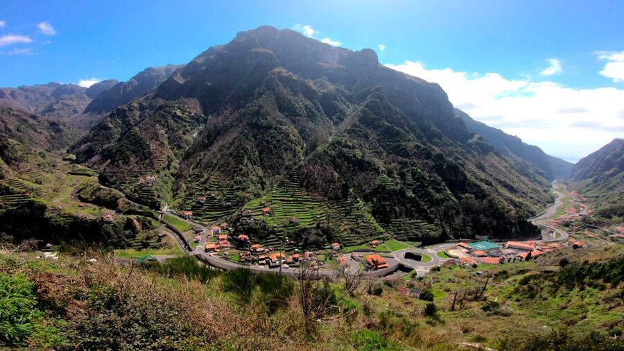 Madeira: Cabo Girão, Wine Tasting, & Serra d'Água Jeep Tour - What the guide adds to the experience
