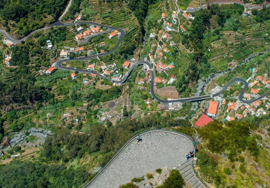 Madeira : Nun's Valleys and Pico Areeiro 4X4 Tour - Pico dos Barcelos and the first view over Funchal