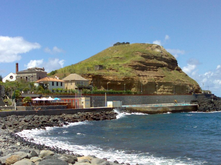 Madeira: Pico do Arieiro & Laurissilva Forest - East tour - Santana’s thatched houses and a useful lunch break