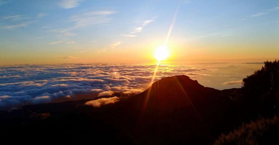 Madeira: Pico Ruivo Guided Sunrise Hike with Hotel Pickup - Achada do Teixeira and the first steps in darkness