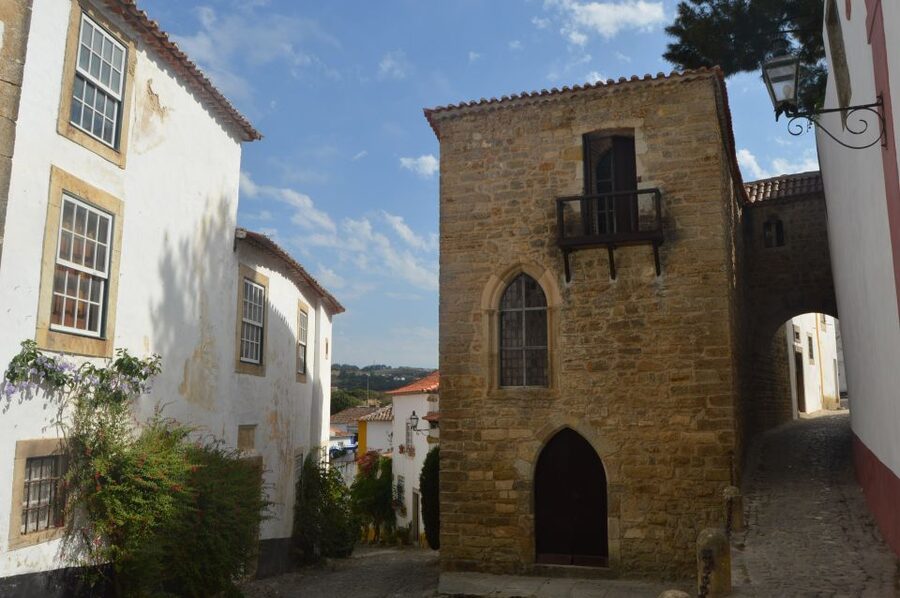 Óbidos: Medieval Tales & Secrets Spots Guided Walking Tour - Meeting outside the walls at the tourist office