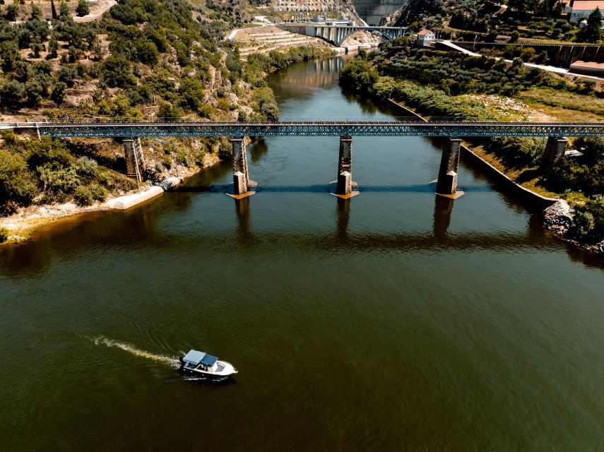 Pinhão: Douro River Boat Tour with Lunch - Setting out from Pinhão by boat