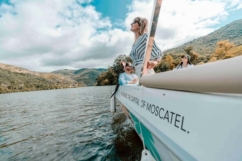 Pinhão: Douro River Solar Boat Tour with Wine Tasting - Two Adega de Favaios wines on the water