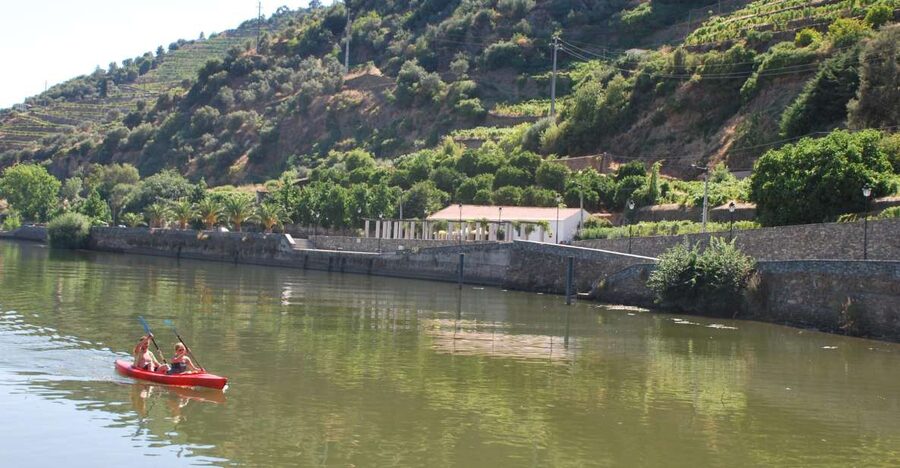Pinhão: Douro Valley Rabelo Boat Tour and Kayak Experience - Starting beside Pinhão’s iron bridge