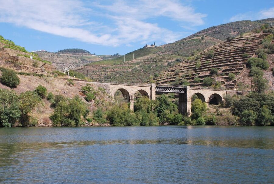 Pinhão: Douro Valley Rabelo Boat Tour and Kayak Experience - A one-hour ride upstream toward Tua