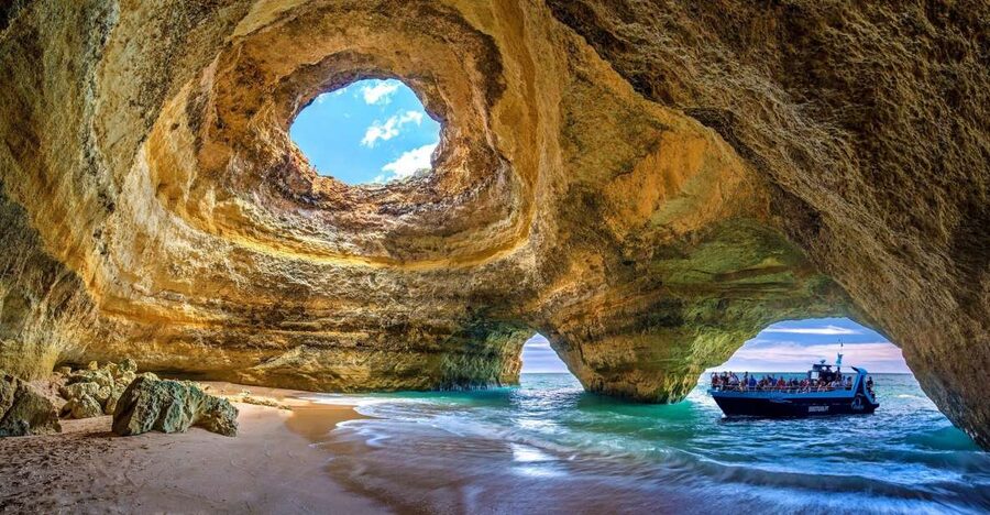 Portimão: Benagil Caves & Dolphins Watching with Biologist - What the boat ride feels like