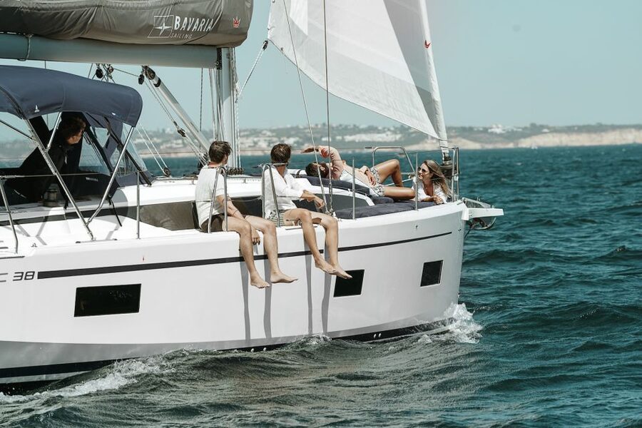 Portimao: Half-Day Sailing Yacht Cruise to the Benagil Caves - What to eat and drink on board