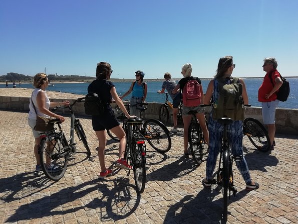 Porto: 3-Hour Old Town & Riverside Bike Tour - Guided Experience - A garden pause beside the Douro