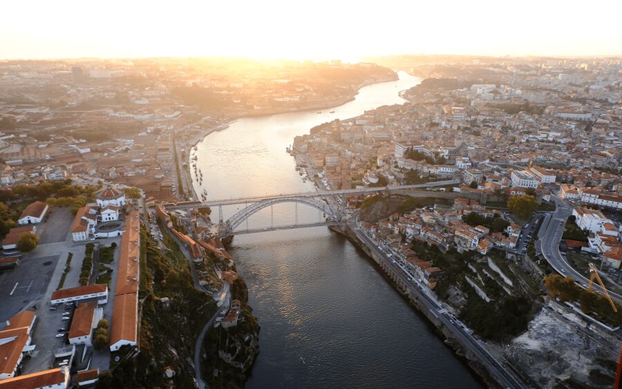 Porto: 5D Flight over de City for all family. - Why the Rua Sá da Bandeira Location Helps