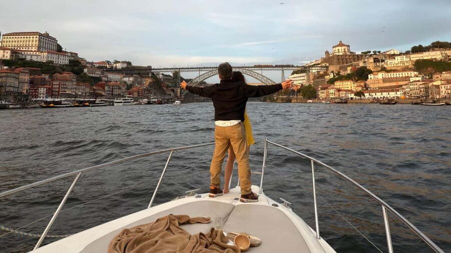 Porto: 6 Bridges Yacht Cruise with Local Wine & Snacks - Why Porto looks better from the Douro