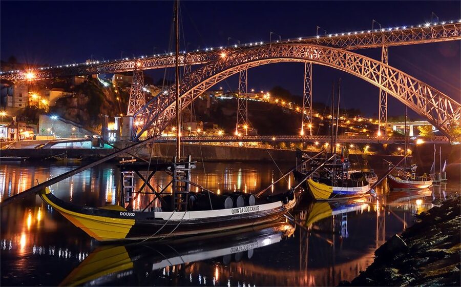 Porto: All-Inclusive Fado Dinner Show and Night Tour - The first stop: Porto views by season