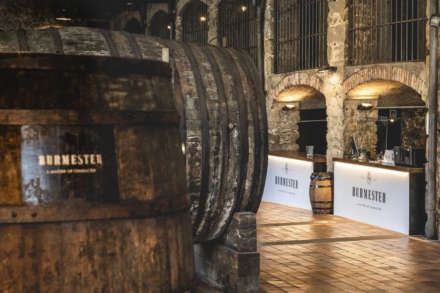 Porto: Burmester Cellar Tour with Tasting & Pairing Options - Why the guides matter so much