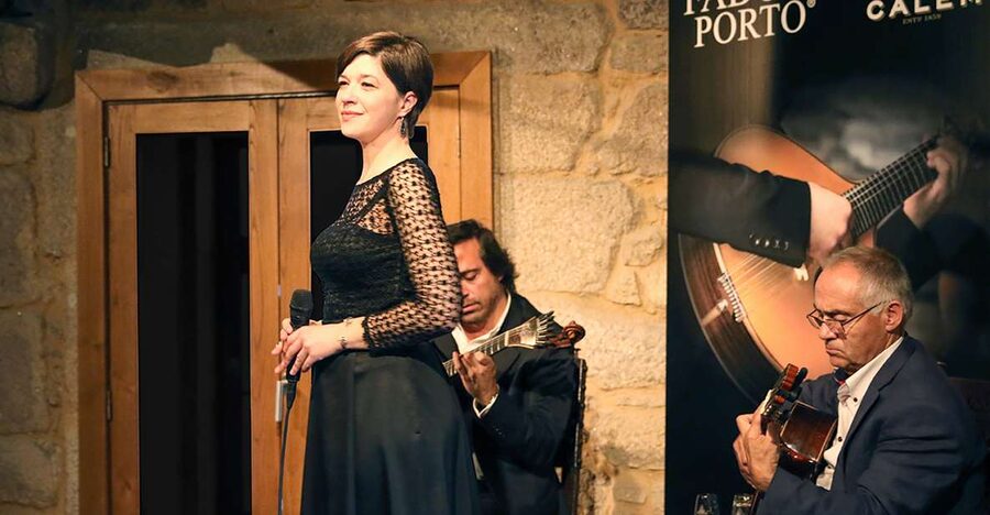 Porto: Cálem Cellar Tour, Fado Show & Wine Tasting - Two Port wines, with white Port first