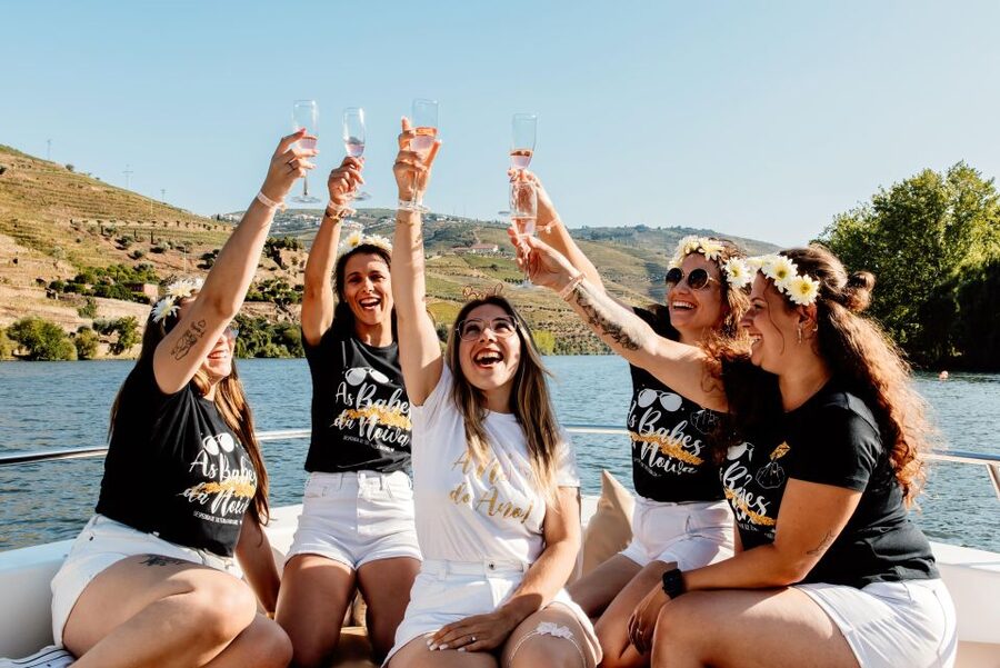 Porto: Douro Valley Full-Day Boat, Train, and Lunch Tour - What the guides add to the day