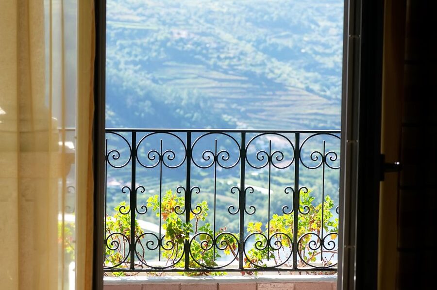 Porto: Douro Valley Tour with Wine Tasting, Cruise and Lunch - Pinhão and the one-hour cruise on the Douro