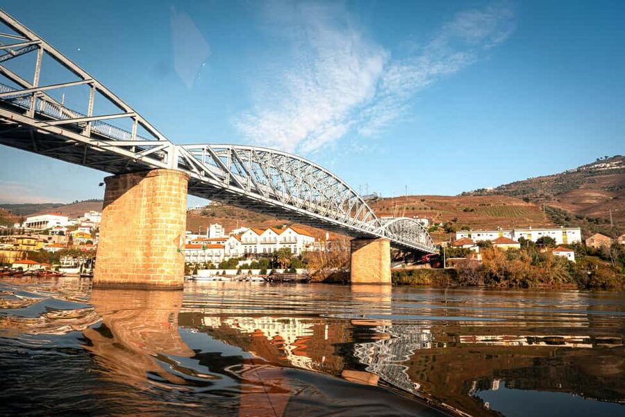 Porto: Douro Wine Tour with Lunch and River Cruise - Two wineries, two sides of Douro wine