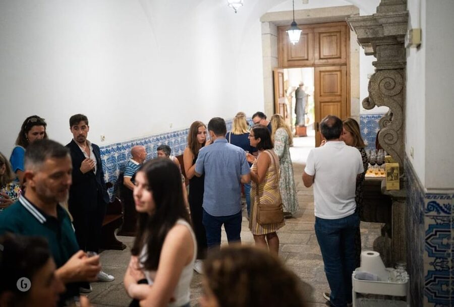 “Porto: Fado Show with Guided Tour in a Historic Monastery” - The Fado performance in an intimate chapel