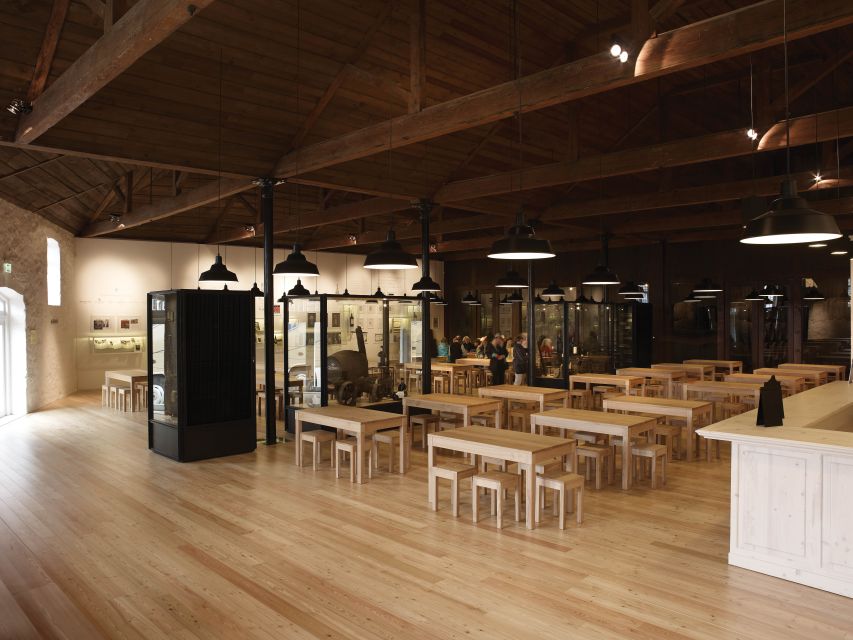 Porto: Graham's Port Lodge Tour with Premium Wine Tastings - Inside the 1890 Port Lodge