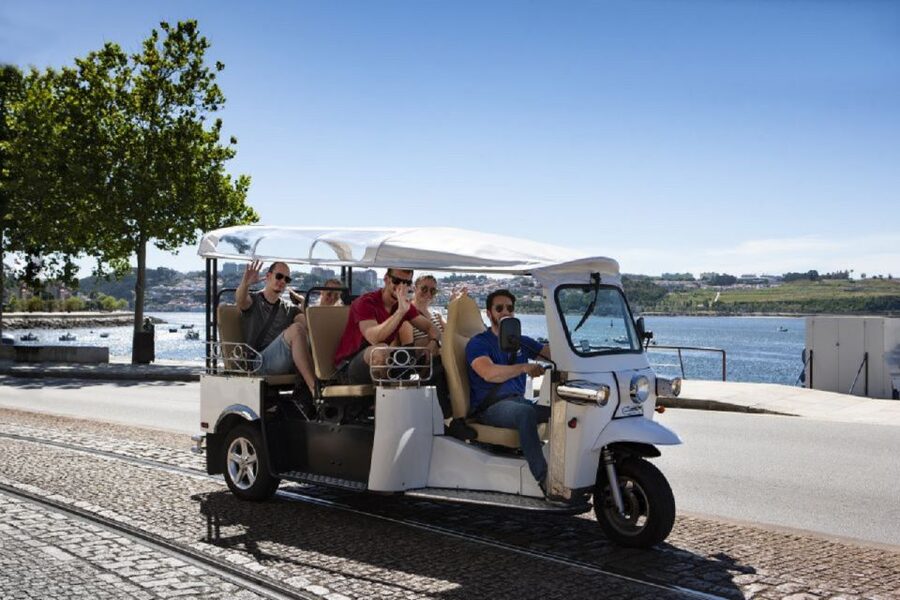 Porto: Private Sightseeing Tour by Electric Tuk Tuk - Guides and the value of a private route