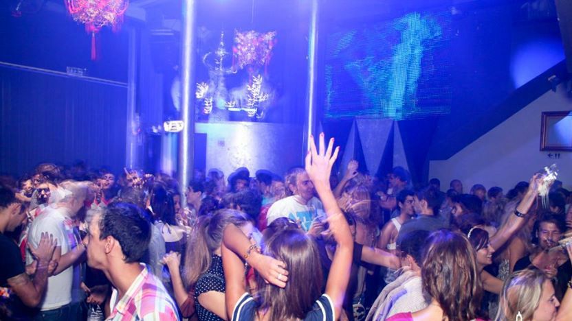 Porto: Pub Crawl with 6 Drinks and VIP Club Entry - Moving through four bars in the Galerias area