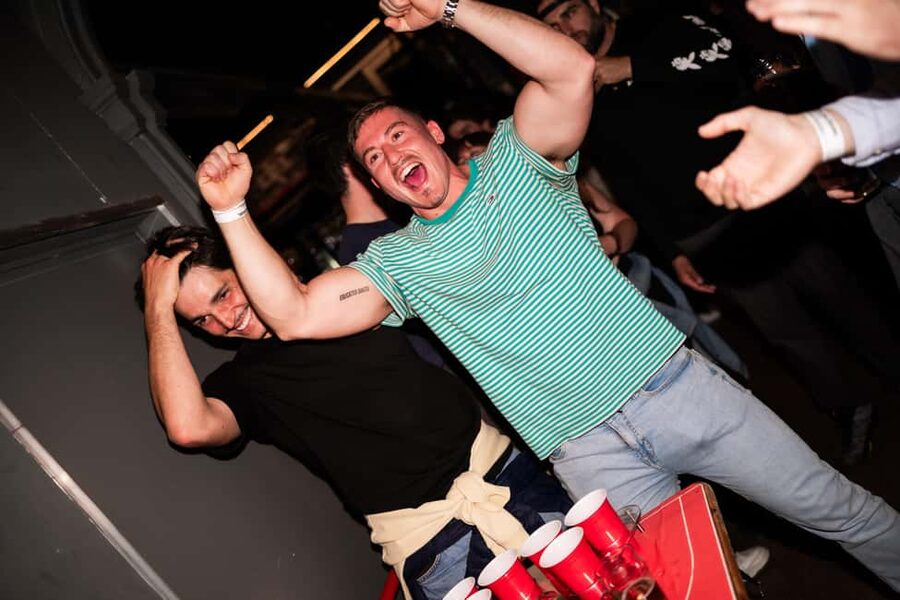 Porto: Pub Crawl with 7 Drinks, Games, and VIP Club Entry - How the five-hour Porto night works