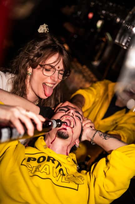 Porto: Pub Crawl with 7 Drinks, Games, and VIP Club Entry - Fonte dos Leões: an easy meeting point
