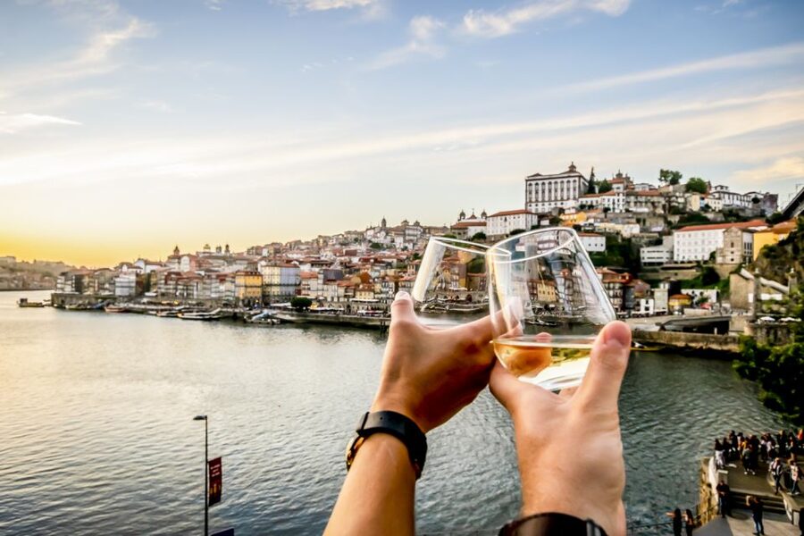 Porto: Six Bridges Cruise - The Rabelo boat and the riverfront view