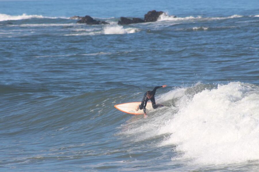 Porto: Small Group Surf Lesson with Transportation - Why the changing beach is a real advantage