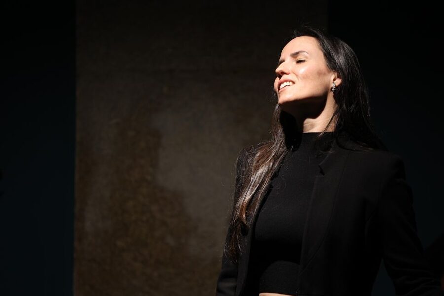 Porto: Traditional Fado Show at Sao Bento with Port Wine - Margarida and the two guitarists