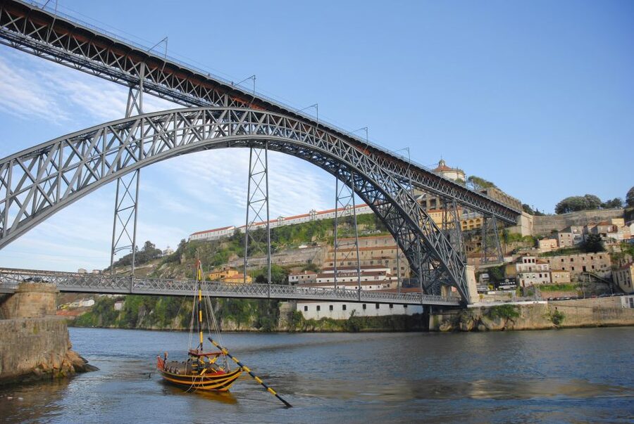 Porto: Tuk-Tuk Tour, Douro River Cruise, and Wine Tasting - Which guide makes the difference