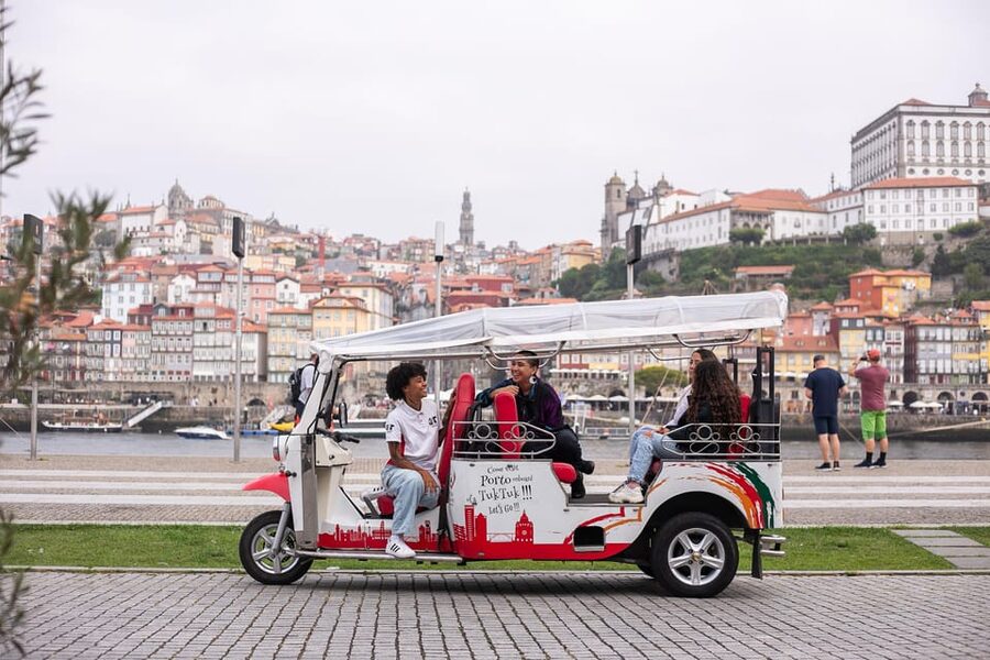 Porto: Tuk tuk Tours with Port Wine Tasting - Meeting at Porto Cathedral and Entering Ribeira