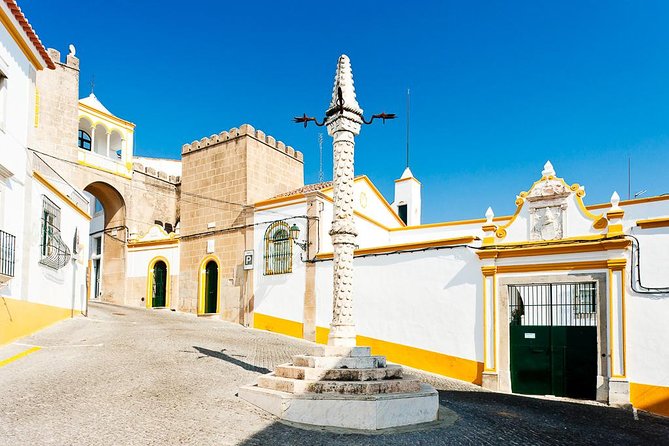 Private Day Tour With Guide to Évora and Monsaraz - Évora and the Chapel of Bones