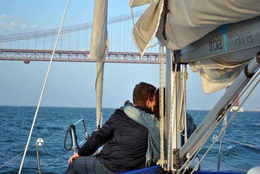 Private Romantic cruise with sparkling wine- 2-Hour- Lisbon - Crew Support and Communication