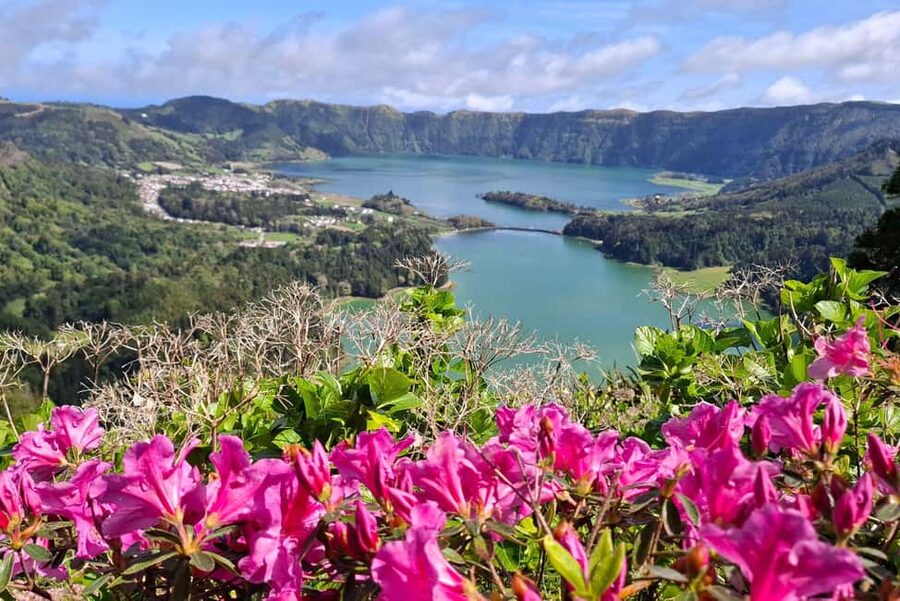 São Miguel: 2-Day Island Tour, Tea & Pineapple Plantation - Guides, weather, and the human side of the trip
