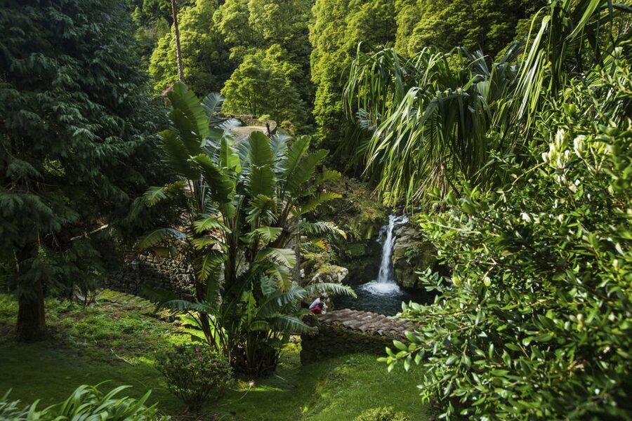 São Miguel East: Full-Day Van Tour with Lunch - Ribeira dos Caldeirões adds water and gardens