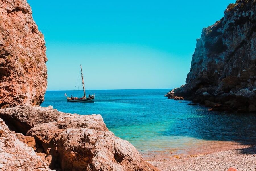 Sesimbra: Arrábida Beaches & Caves Boat Tour with Snorkeling - Who will enjoy this most