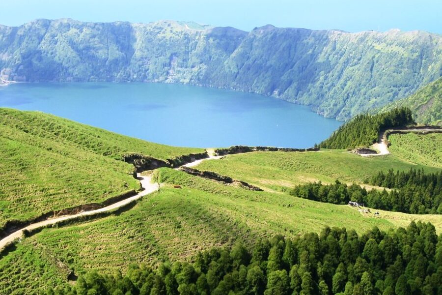 Sete Cidades Azores 4x4 Day Tour from Ponta Delgada - Empadadas and Carvão: quieter water and open space
