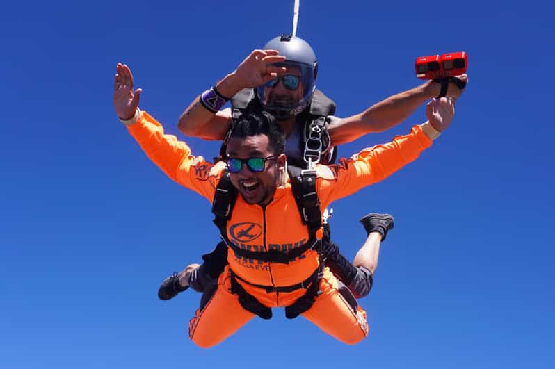 Skydive Algarve: Tandem Skydiving 10.000ft (up to 15.000ft) - The ten-minute briefing before the aircraft