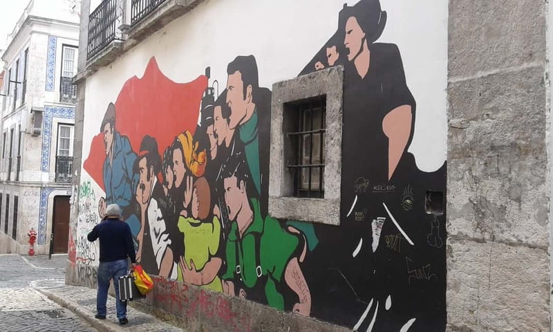 The Real Lisbon Street Art Private Guided Tour by Minivan - Why the private minivan matters