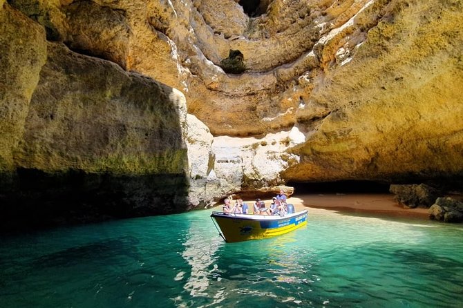 Traditional Tour - Benagil Cave - What the guide adds to the ride